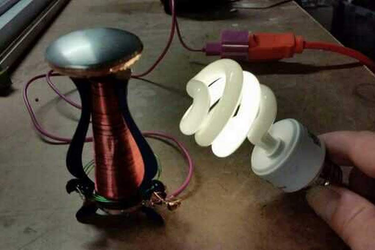 Mini Tesla coil wirelessly lighting a bulb
